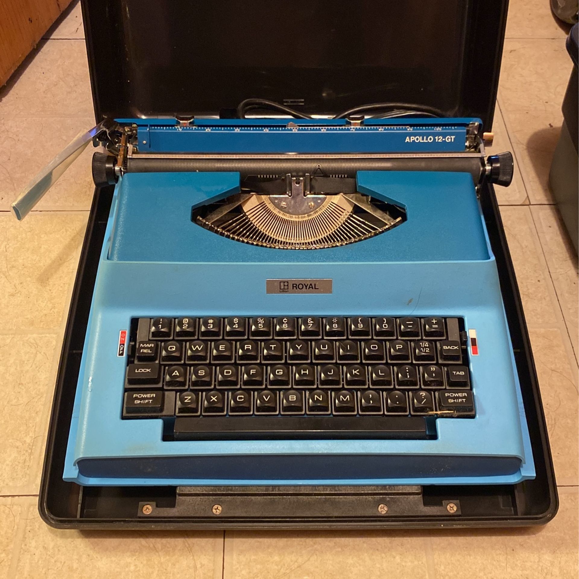 Vintage Royal Apollo 12-GT Typewriter