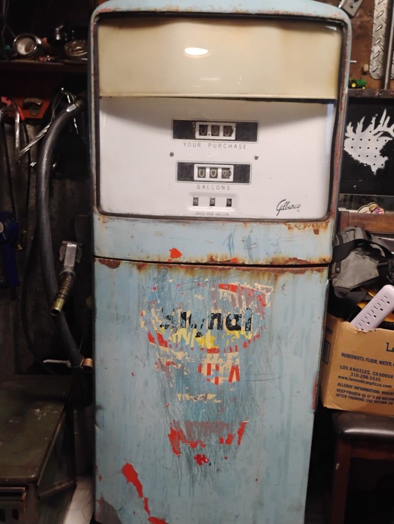 Old. Signal. Gass Pump