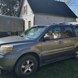 A Gray Honda Pilot 2008