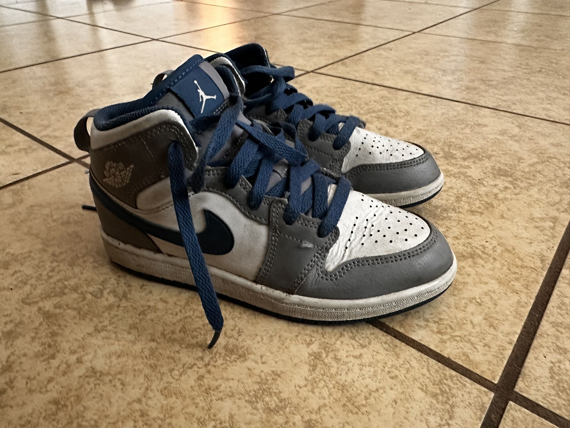 Kids Air Jordan 1. Size 2.5y