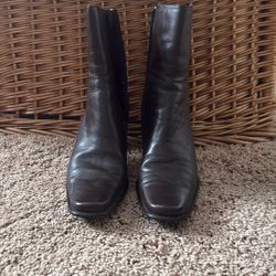Woman’s Boots Size 7 1/2