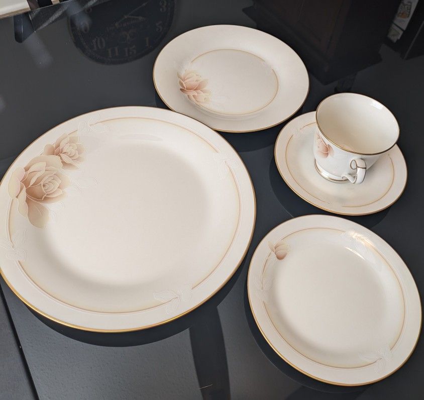 Noritake Ivory China 7271 - Devotion (8 complete place settings)