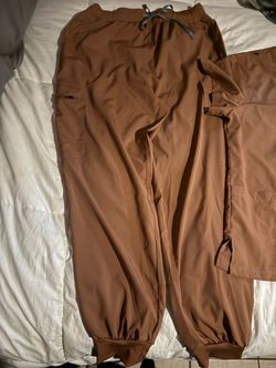Viaoli Brown Scrub Set (Top & Pants) – Size XL