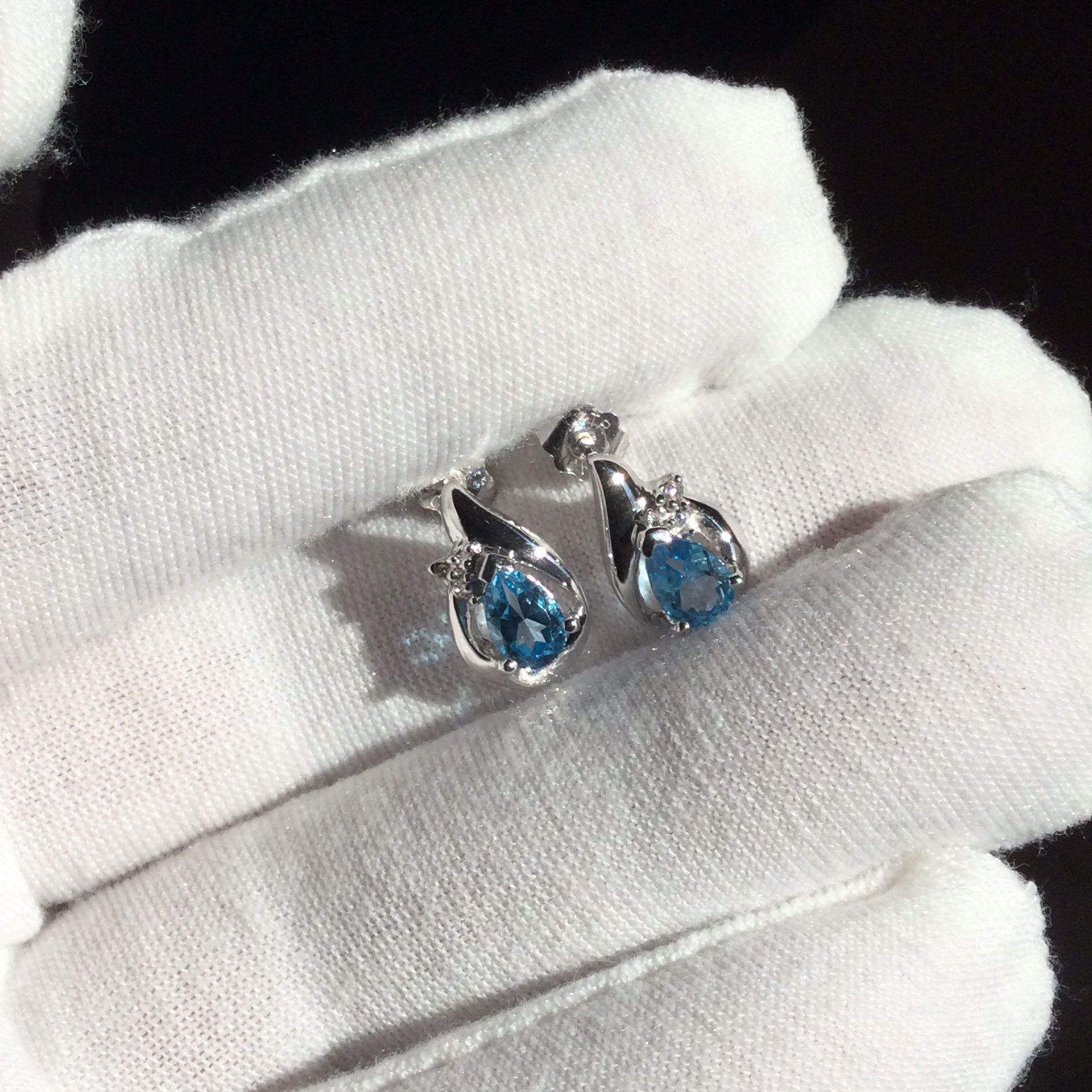 10k White Gold Studs