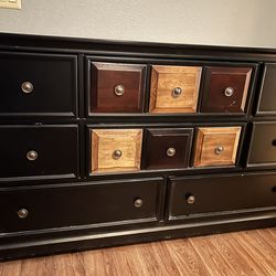 Very nice eight drawer dresser