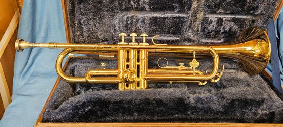 HOLTON COLLEGIATE TRUMPET WITH PADDED CASE