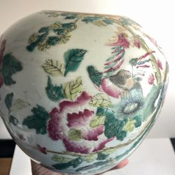 Antique Chinese famille rose porcelain jar