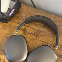AirPod Maxes 