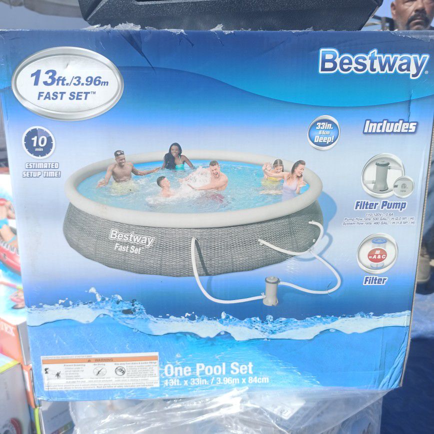 Photo Bestway 13 Foot Ft. Pool With Water Filter Pump