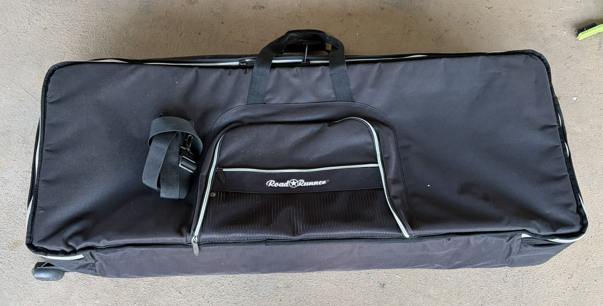 Roadrunner Keyboard  61 Keys soft case With Wheels.