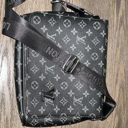 Selling Lv District Messenger Bag 