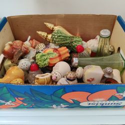 GRAB BOX OF VINTAGE SALT & PEPPERS