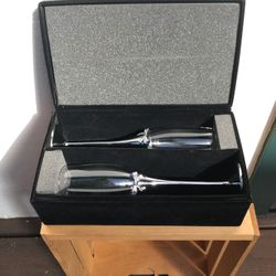 Beautiful champagne wedding flutes! 🍾🥂