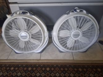 T w o lasco pivoting 20-in fence$30 a piece or $60 for both, three speeds