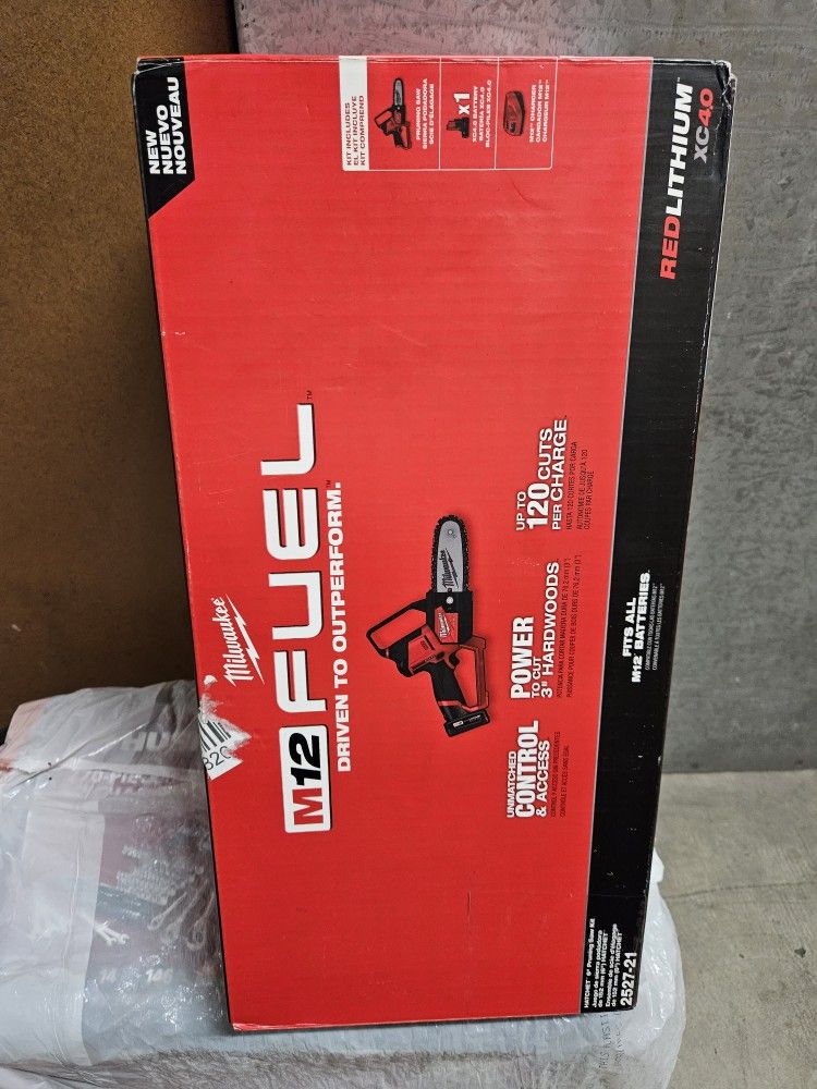 NUEVA MOTOSIERRA M12 CON BATERIA Y CARGADOR