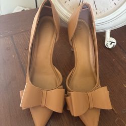 Large bow Heels Sz 7