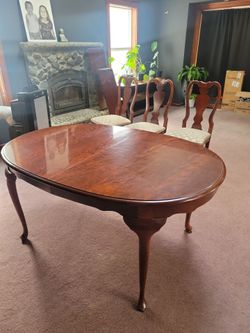 Free dining table