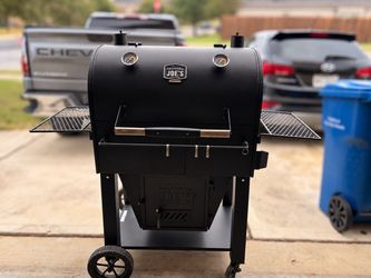 Oklahoma Joe’s Marshal Centerbox Smoker & Grill and brand new cover.