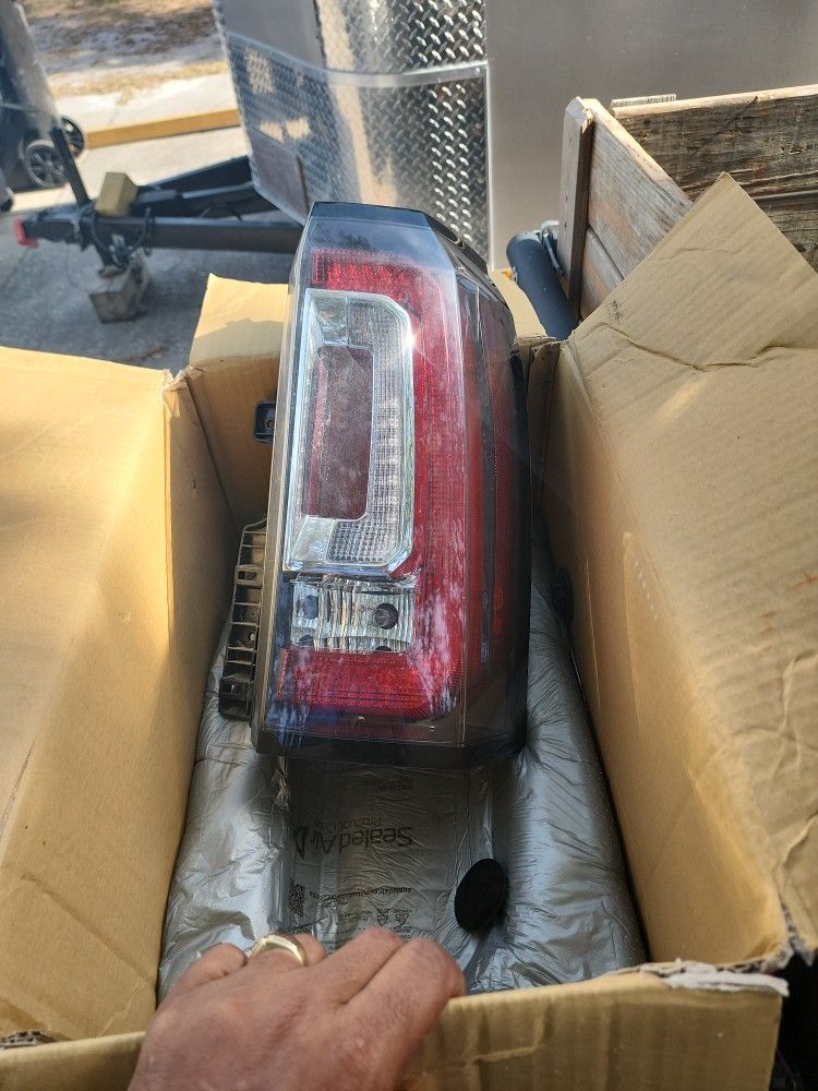 Gmc Yukon 2017 Rear Passenger Light Original Gmc