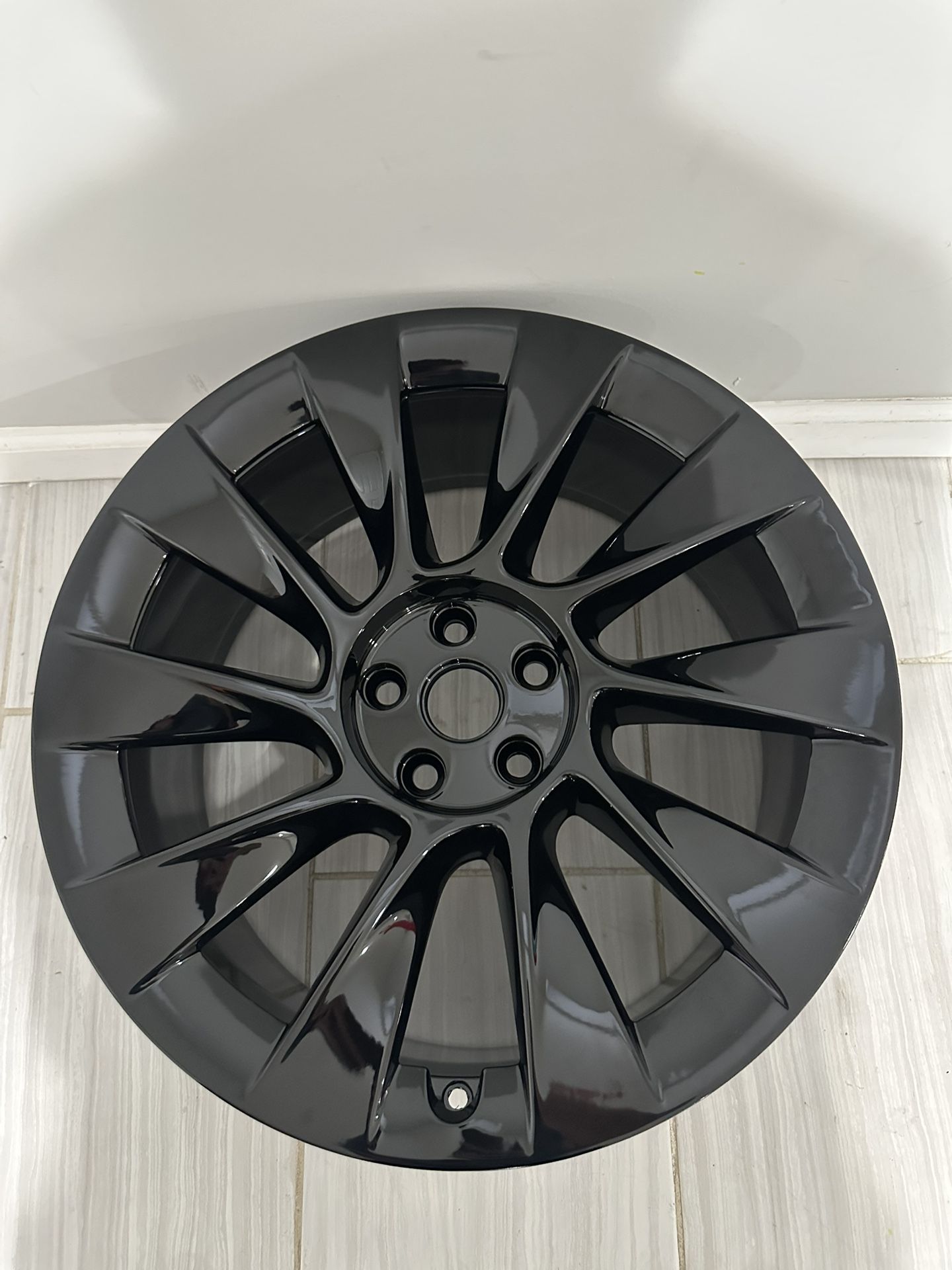20” Tesla Model Y Induction Wheel – Glossy Black Powder Coated (Excellent Condition)