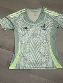 Mexico women’s jersey size Xl fits more like a Medium