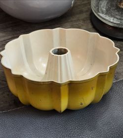 Vintage Northland Aluminum 10” Bundt Cake Pan Fluted Tube Yellow Gold Ombré USA