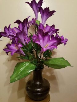 New!! Artificial floral arrangement Purple lilles