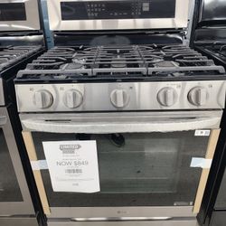 $849(MSRP$1799) LG Gas Range with Middle Burner and Built In Air Fry