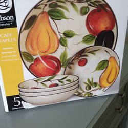 Gibson dinnerware set of 5 pieces new