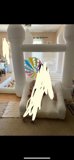White kids bounce house 9x9
