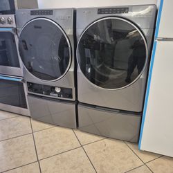 Whirlpool front load washer and gas dryer set 