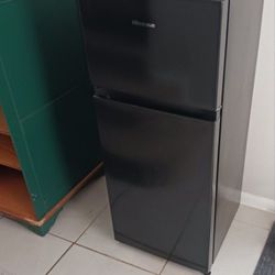 Hisense 4.4 Cubic Fridge With Freezer 