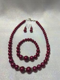 Necklace/Bracelet/Earrings Set.