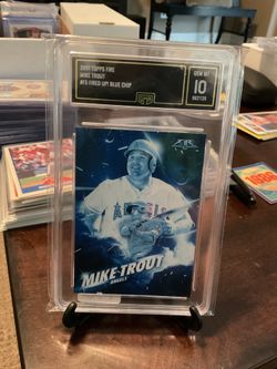2017 Topps Fire #F5 Fired Up Blue ChipMike Trout Gem. Mint 10.
