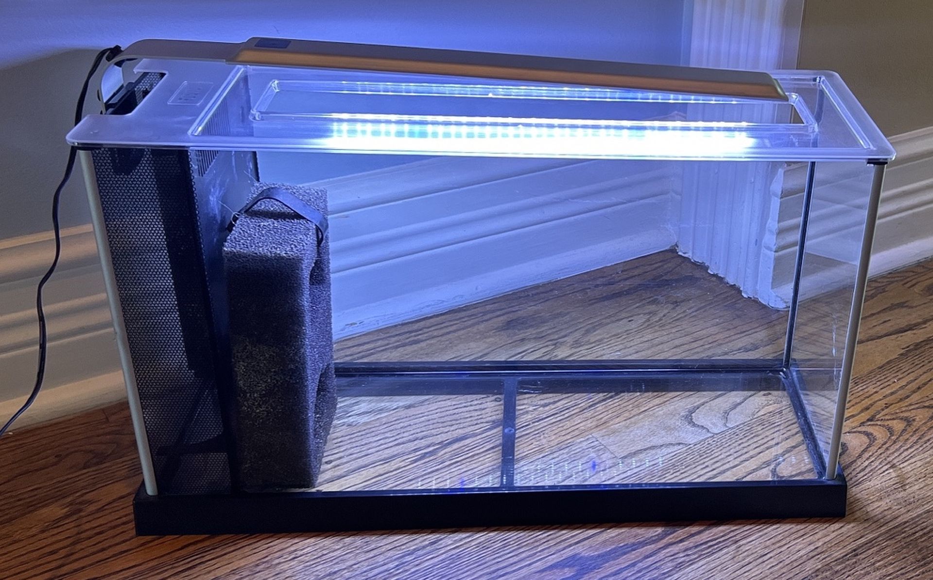 10 Gallon Fish Tank With Light, Motor And Filter for Sale in Fort
