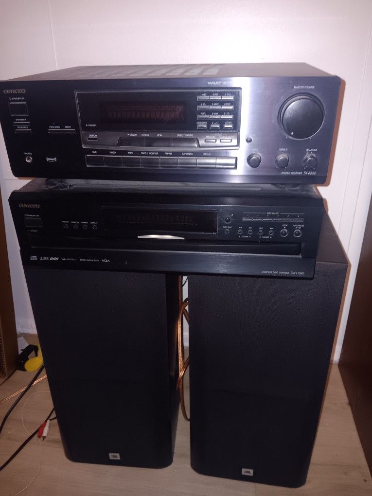 Onkyo Tuner Radio CD Changer With Speakers