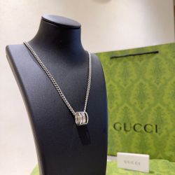 A temperamental unisex necklace