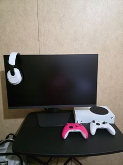 Series S with monitor and headset with 2 contollers