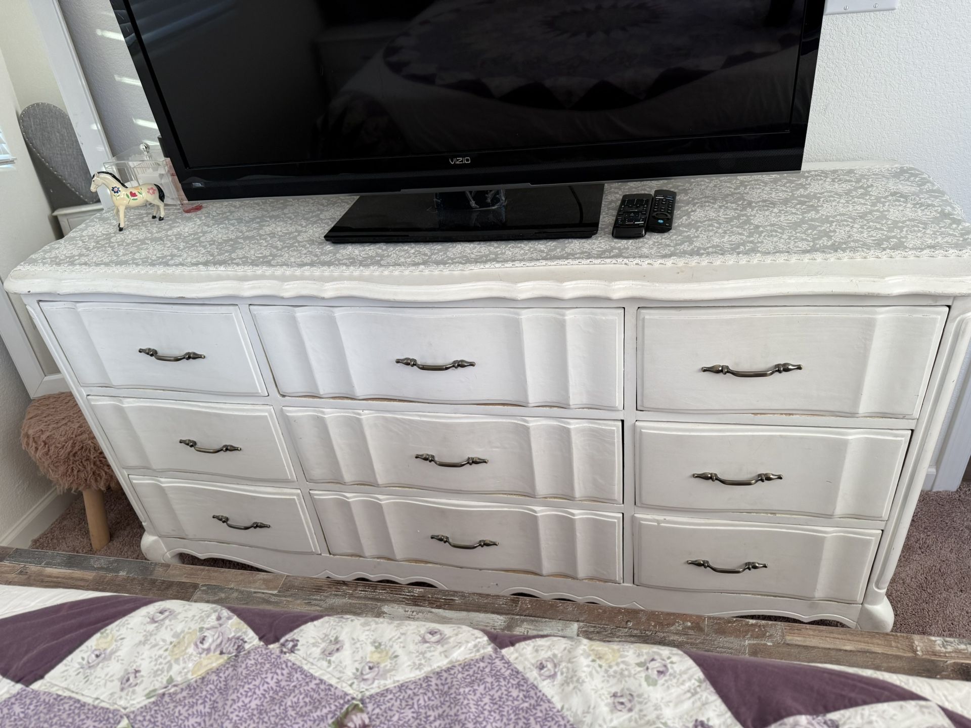 Bassett Dresser Set With 2 Nightstands