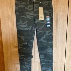 NWT Levi’s 711 Women’s Pants Size 4 (27 waist) Green Camo Skinny Ankle