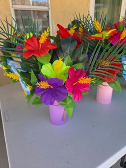 Flower vases with hibiscus flowers/table decorations
