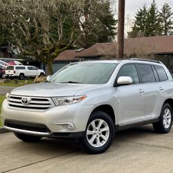 2012 Toyota Highlander  4wd. Excellent Condition. 