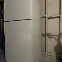 Whirlpool fully functional white refrigerator top freezer