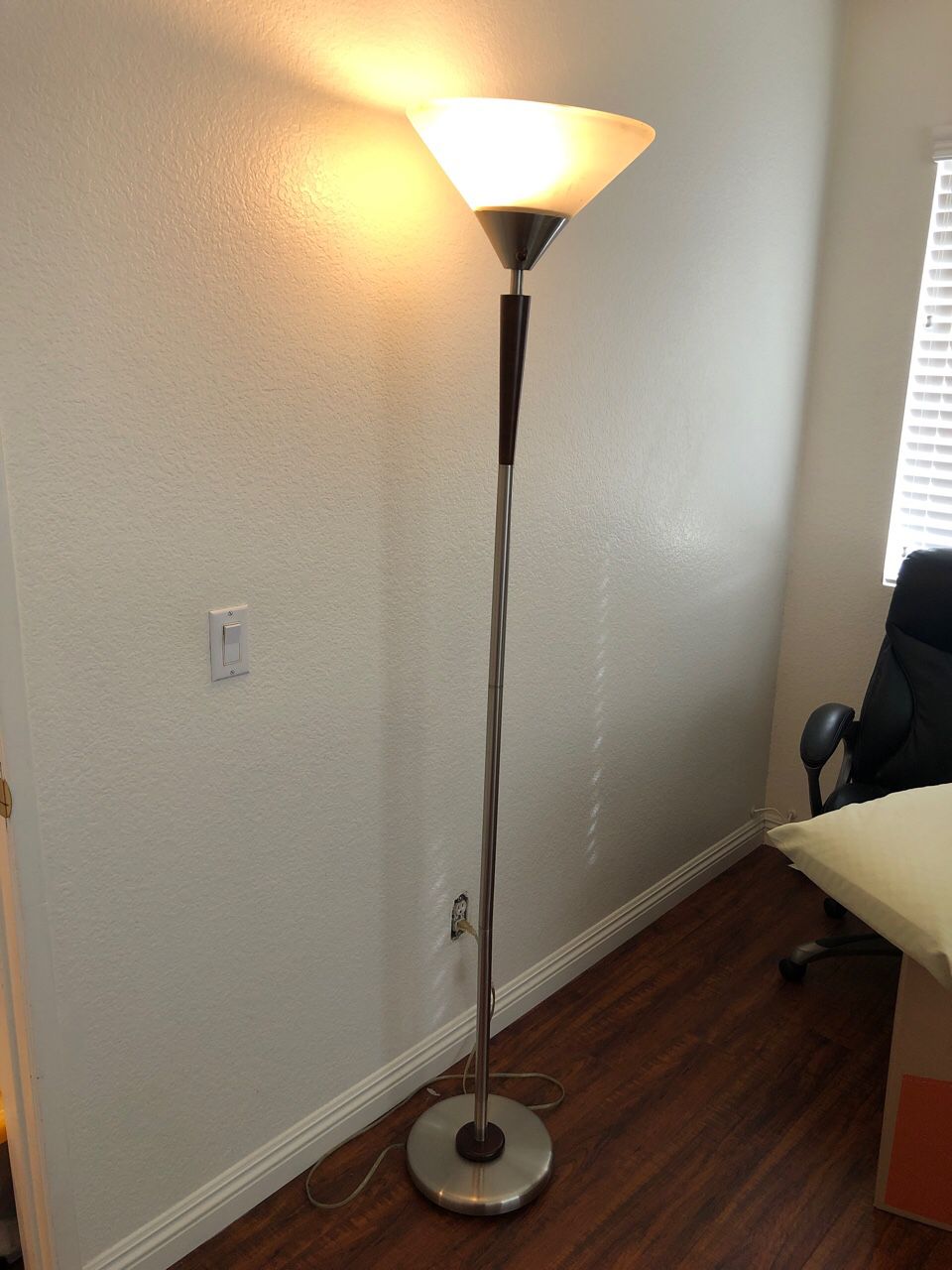 Stand alone floor lamp