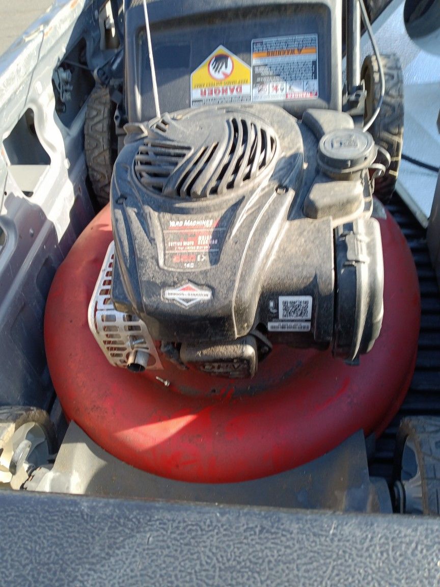 Briggs & Stratton Serie 550 E Rasenmäher Briggs & Stratton 550 e x lawn mower for Sale in Hemet, CA - OfferUp
