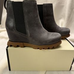 Grey Sorel distressed brushed leather hidden wedge boot size 7.5 streetwear. The leather has a distressed look. The sho