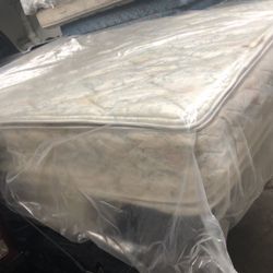 Full size pillow top mattress and to bring box very good condition