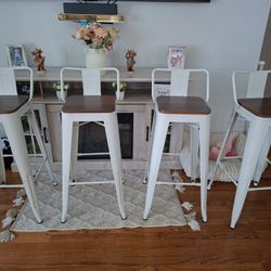 4 Bar Stools 
