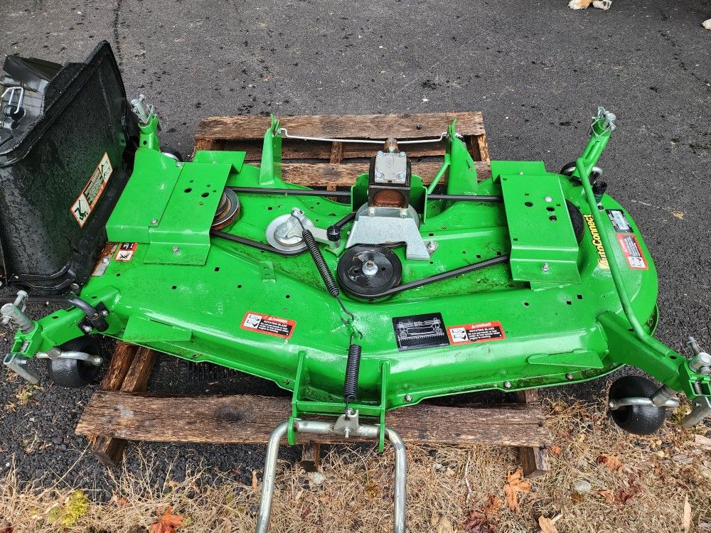 JOHN DEERE 54D DRIVE-OVER AUTO-CONNECT MOWER DECK FOR 1000 SERIES
WITH BAGGING SYSTEM MCS20
