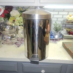 1.2 GAL  STAINLESS STEEL TRASH CAN. 16IN HI